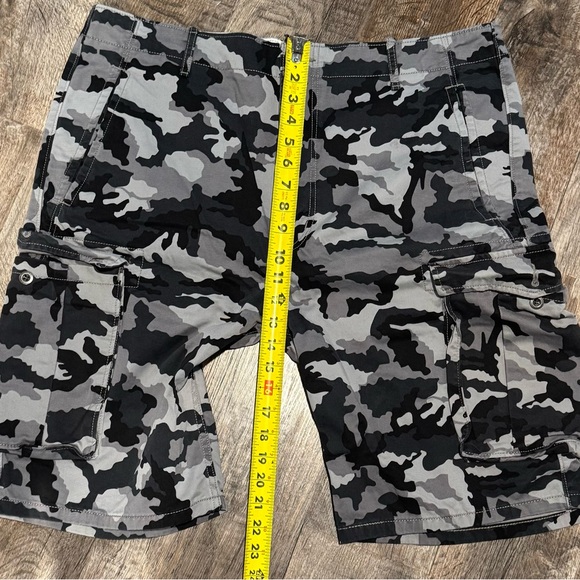 Levi's Men’s black & gray camouflage cargo shorts size 38 - Picture 6 of 12